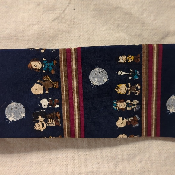 Peanuts Charlie Brown and Snoopy Tie "You Come Here Often?" - Picture 3 of 5